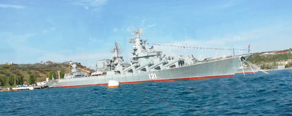 Корабль в Севастопольской бухте