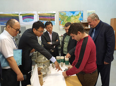 Экскурсию китайской делегации в испытательный лабораторный центр проводит директор центра Ю.Л.Филимонов (справа)