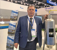 Начальник службы строительного контроля В.А.Михаленко представляет макет компрессорной станции для метано-водородной установки